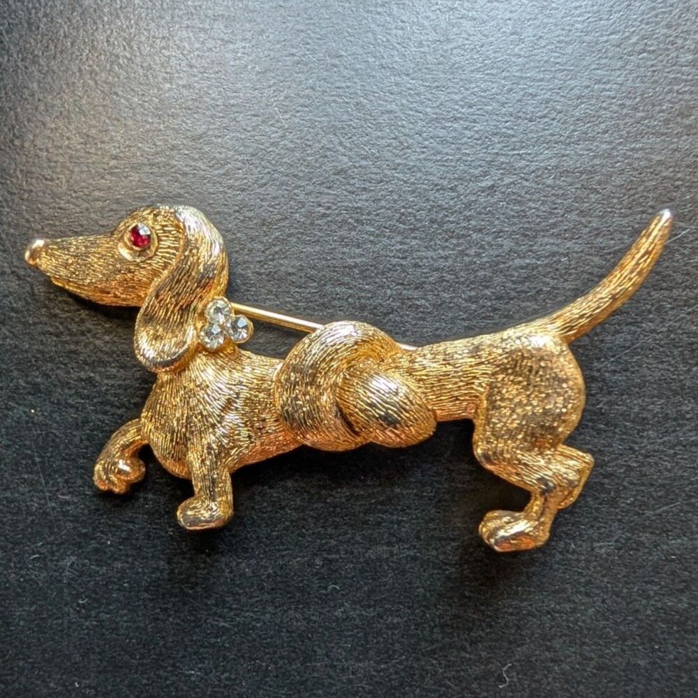 Vtg Signed R. MANDLE Gold Tone Knotted Dachshund Brooch - Red Rhinestone Eye